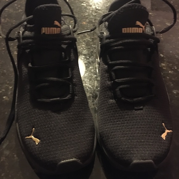 PUMA Athletic Shoes. Lightly Worn 2 times Inside. Womens size 7.5. - Picture 4 of 6